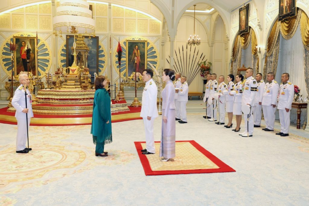 พระบาทสมเด็จพระเจ้าอยู่หัว และสมเด็จพระนางเจ้า ฯ พระบรมราชินี เสด็จออก ณ พระที่นั่งอัมพรสถาน พระราชวังดุสิต พระราชทานพระบรมราชวโรกาสให้ เอกอัครราชทูตต่างประเทศประจำประเทศไทย เฝ้าทูลละอองธุลีพระบาท ถวายอักษรสาส์นตราตั้ง