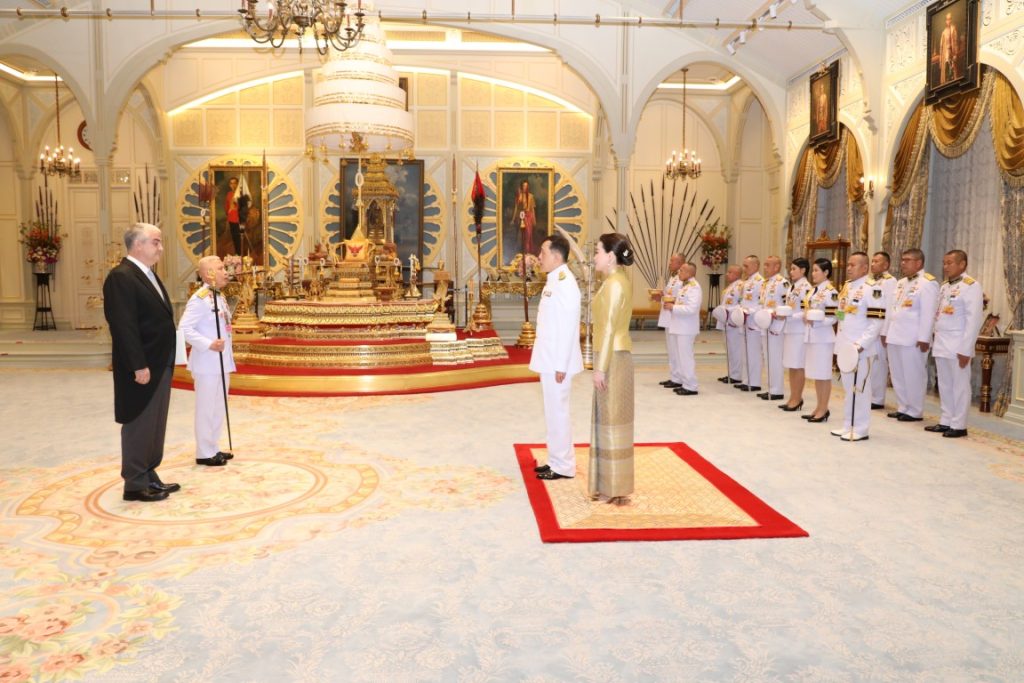 พระบาทสมเด็จพระเจ้าอยู่หัว และสมเด็จพระนางเจ้า ฯ พระบรมราชินี เสด็จออก ณ พระที่นั่งอัมพรสถาน พระราชวังดุสิต พระราชทานพระบรมราชวโรกาสให้ เอกอัครราชทูตต่างประเทศประจำประเทศไทย เฝ้าทูลละอองธุลีพระบาท ถวายพระราชสาส์นตราตั้ง และอักษรสาส์นตราตั้ง