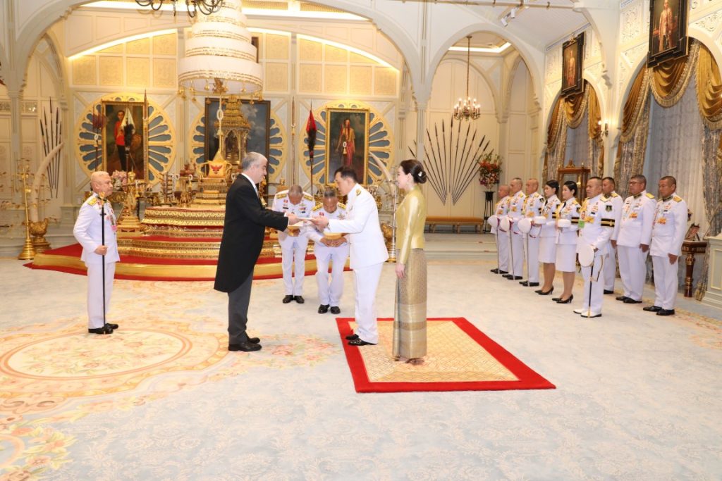 พระบาทสมเด็จพระเจ้าอยู่หัว และสมเด็จพระนางเจ้า ฯ พระบรมราชินี เสด็จออก ณ พระที่นั่งอัมพรสถาน พระราชวังดุสิต พระราชทานพระบรมราชวโรกาสให้ เอกอัครราชทูตต่างประเทศประจำประเทศไทย เฝ้าทูลละอองธุลีพระบาท ถวายพระราชสาส์นตราตั้ง และอักษรสาส์นตราตั้ง