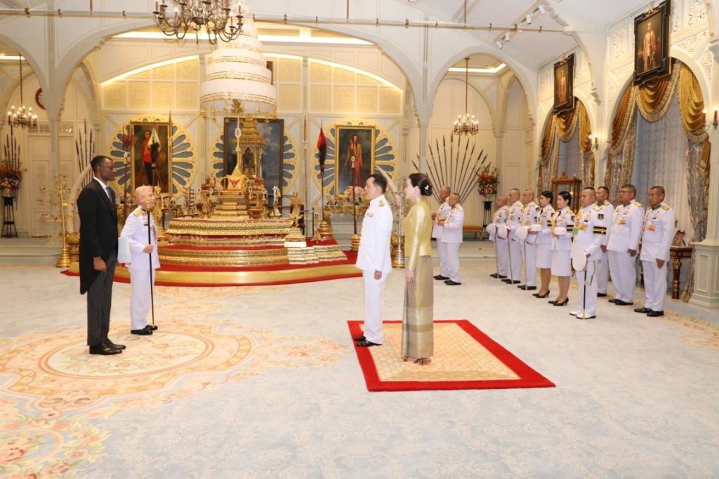 พระบาทสมเด็จพระเจ้าอยู่หัว และสมเด็จพระนางเจ้า ฯ พระบรมราชินี เสด็จออก ณ พระที่นั่งอัมพรสถาน พระราชวังดุสิต พระราชทานพระบรมราชวโรกาสให้ เอกอัครราชทูตต่างประเทศประจำประเทศไทย เฝ้าทูลละอองธุลีพระบาท ถวายพระราชสาส์นตราตั้ง และอักษรสาส์นตราตั้ง