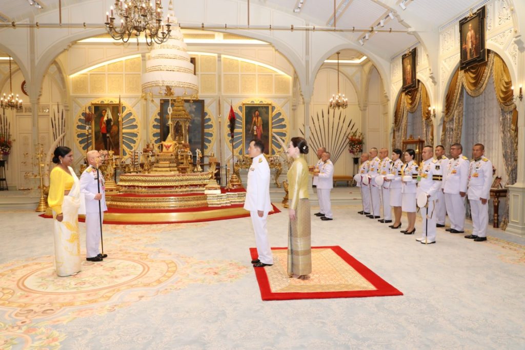 พระบาทสมเด็จพระเจ้าอยู่หัว และสมเด็จพระนางเจ้า ฯ พระบรมราชินี เสด็จออก ณ พระที่นั่งอัมพรสถาน พระราชวังดุสิต พระราชทานพระบรมราชวโรกาสให้ เอกอัครราชทูตต่างประเทศประจำประเทศไทย เฝ้าทูลละอองธุลีพระบาท ถวายพระราชสาส์นตราตั้ง และอักษรสาส์นตราตั้ง