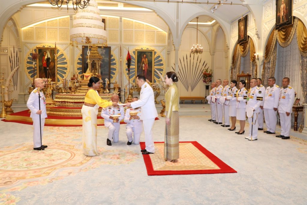 พระบาทสมเด็จพระเจ้าอยู่หัว และสมเด็จพระนางเจ้า ฯ พระบรมราชินี เสด็จออก ณ พระที่นั่งอัมพรสถาน พระราชวังดุสิต พระราชทานพระบรมราชวโรกาสให้ เอกอัครราชทูตต่างประเทศประจำประเทศไทย เฝ้าทูลละอองธุลีพระบาท ถวายพระราชสาส์นตราตั้ง และอักษรสาส์นตราตั้ง