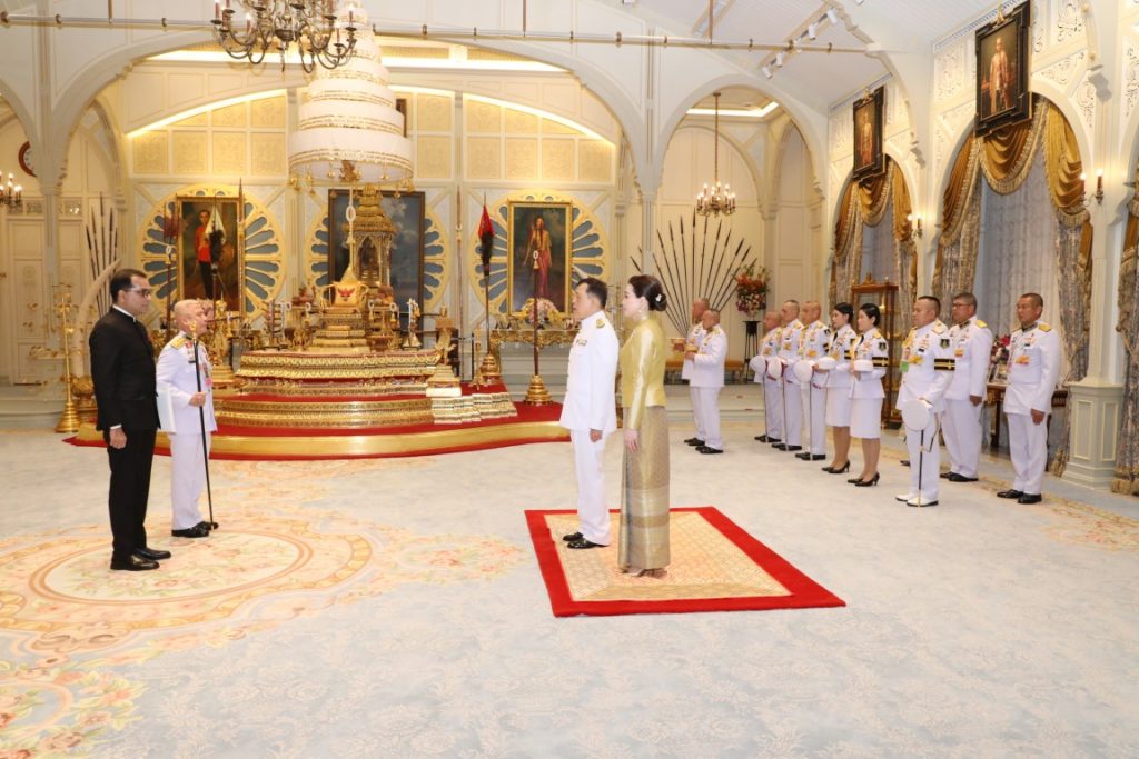 พระบาทสมเด็จพระเจ้าอยู่หัว และสมเด็จพระนางเจ้า ฯ พระบรมราชินี เสด็จออก ณ พระที่นั่งอัมพรสถาน พระราชวังดุสิต พระราชทานพระบรมราชวโรกาสให้ เอกอัครราชทูตต่างประเทศประจำประเทศไทย เฝ้าทูลละอองธุลีพระบาท ถวายพระราชสาส์นตราตั้ง และอักษรสาส์นตราตั้ง