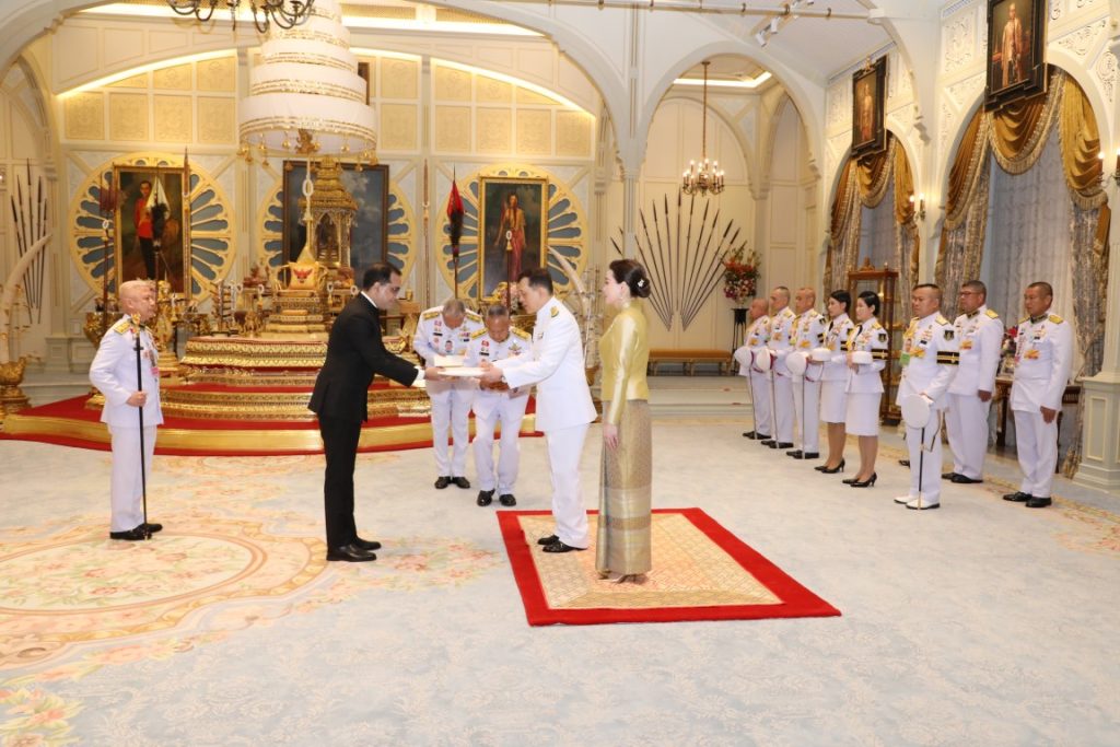 พระบาทสมเด็จพระเจ้าอยู่หัว และสมเด็จพระนางเจ้า ฯ พระบรมราชินี เสด็จออก ณ พระที่นั่งอัมพรสถาน พระราชวังดุสิต พระราชทานพระบรมราชวโรกาสให้ เอกอัครราชทูตต่างประเทศประจำประเทศไทย เฝ้าทูลละอองธุลีพระบาท ถวายพระราชสาส์นตราตั้ง และอักษรสาส์นตราตั้ง