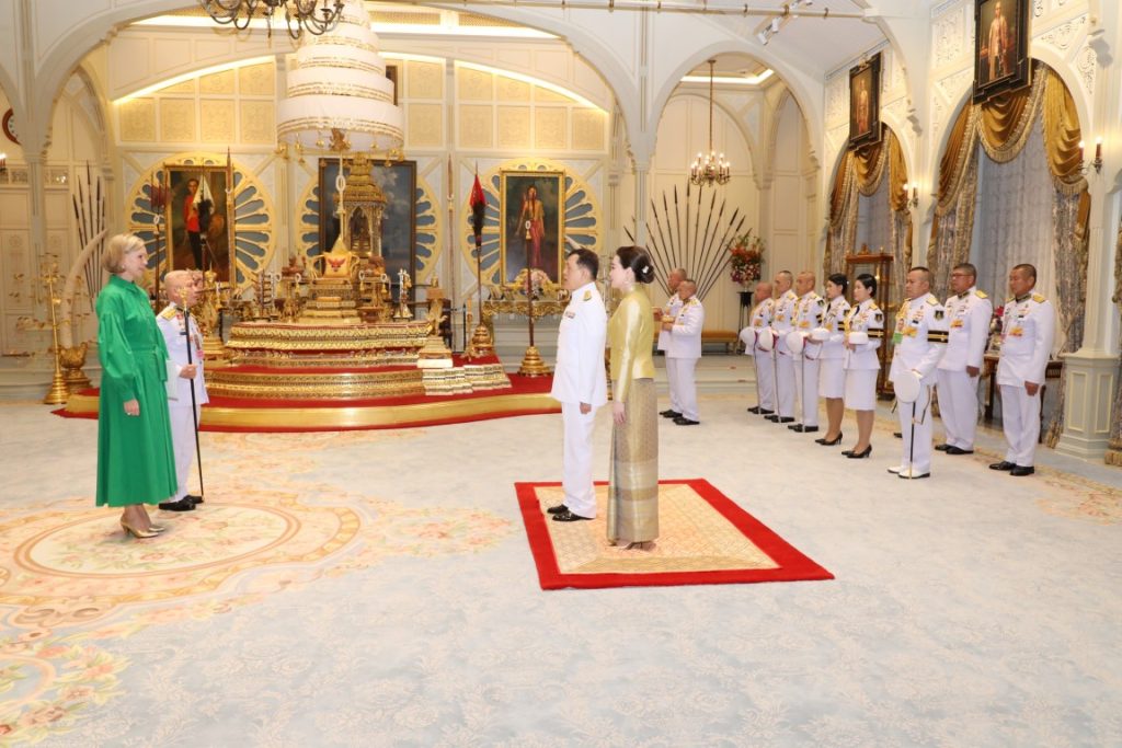 พระบาทสมเด็จพระเจ้าอยู่หัว และสมเด็จพระนางเจ้า ฯ พระบรมราชินี เสด็จออก ณ พระที่นั่งอัมพรสถาน พระราชวังดุสิต พระราชทานพระบรมราชวโรกาสให้ เอกอัครราชทูตต่างประเทศประจำประเทศไทย เฝ้าทูลละอองธุลีพระบาท ถวายพระราชสาส์นตราตั้ง และอักษรสาส์นตราตั้ง