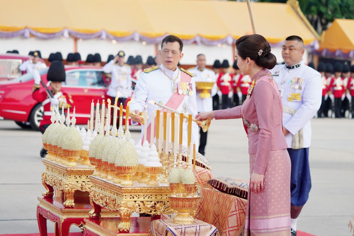 พระบาทสมเด็จพระเจ้าอยู่หัว และสมเด็จพระนางเจ้า ฯ พระบรมราชินี เสด็จพระราชดำเนินไปทรงวางพวงมาลา ณ พระบรมราชานุสรณ์พระบาทสมเด็จพระจุลจอมเกล้าเจ้าอยู่หัว พระลานพระราชวังดุสิต เสร็จแล้ว เสด็จพระราชดำเนินไปในการพระราชพิธีทรงบำเพ็ญพระราชกุศล วันปิยมหาราช พุทธศักราช 2567 ณ พระที่นั่งอมรินทรวินิจฉัย พระบรมมหาราชวัง