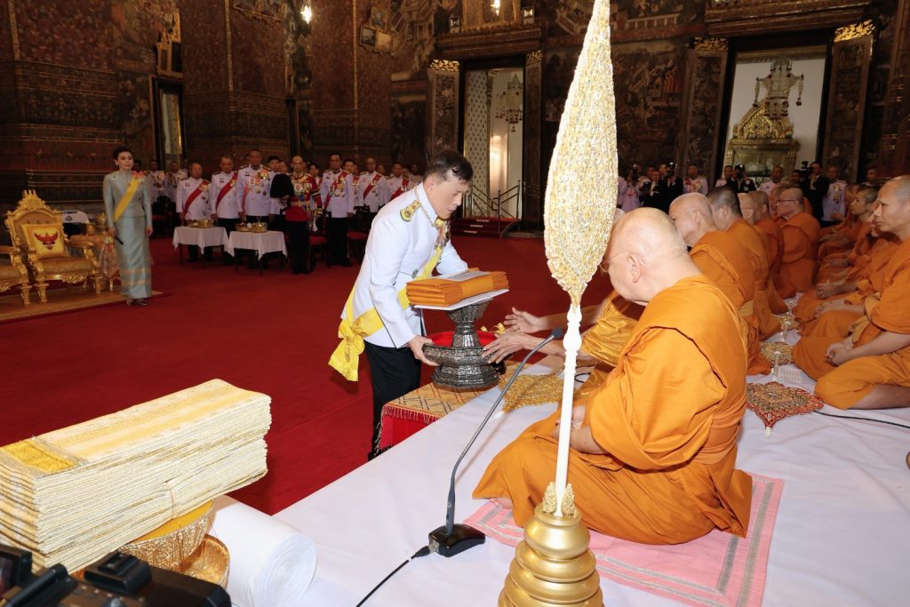 ทรงบำเพ็ญพระราชกุศลถวายผ้าพระกฐิน ณ วัดพระเชตุพนวิมลมังคลาราม
