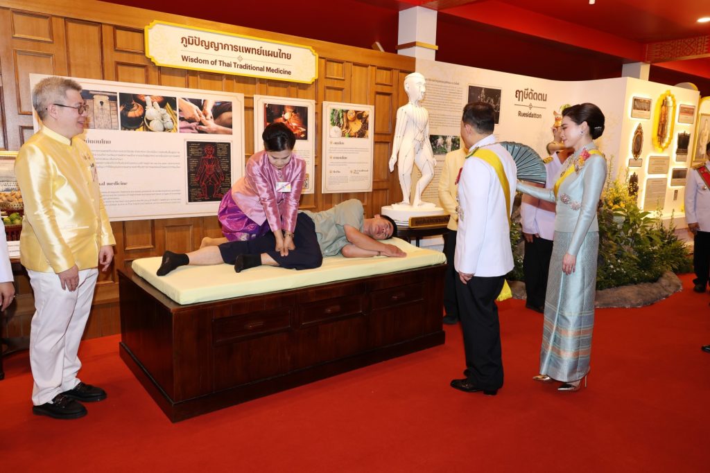 ทรงบำเพ็ญพระราชกุศลถวายผ้าพระกฐิน ณ วัดพระเชตุพนวิมลมังคลาราม