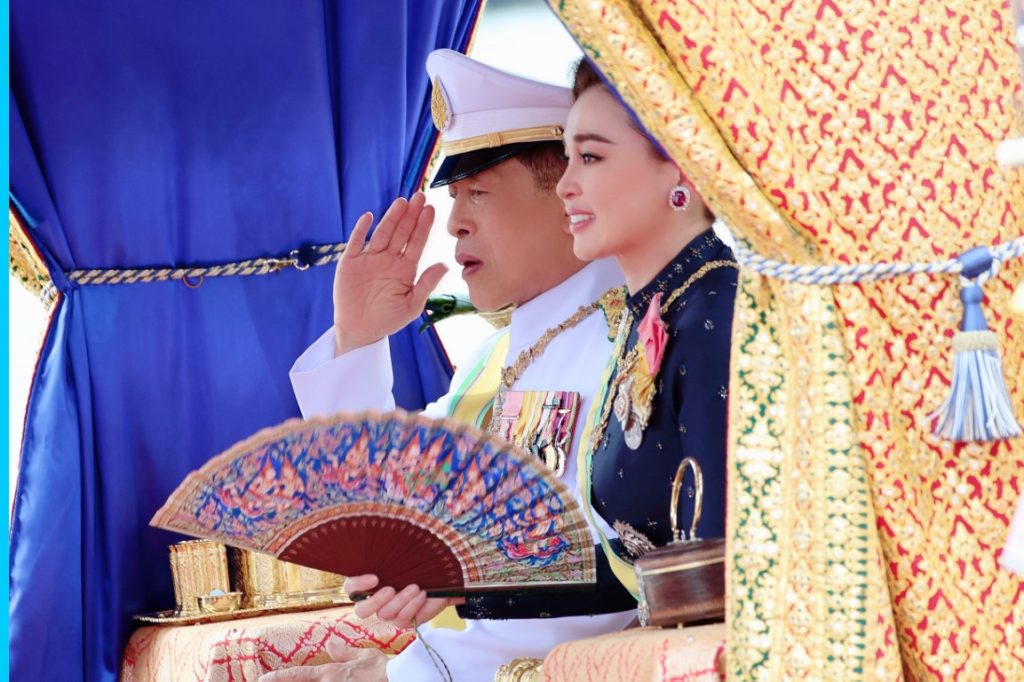 พระบาทสมเด็จพระเจ้าอยู่หัว และสมเด็จพระนางเจ้า ฯ พระบรมราชินี เสด็จพระราชดำเนินไปในการพระราชพิธีทรงบำเพ็ญพระราชกุศลถวายผ้าพระกฐิน โดยขบวนพยุหยาตราทางชลมารค ณ วัดอรุณราชวราราม เขตบางกอกใหญ่ กรุงเทพมหานคร