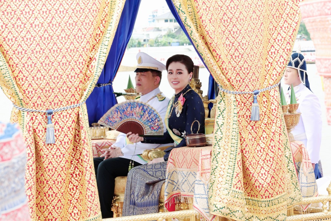 พระบาทสมเด็จพระเจ้าอยู่หัว และสมเด็จพระนางเจ้า ฯ พระบรมราชินี เสด็จพระราชดำเนินไปในการพระราชพิธีทรงบำเพ็ญพระราชกุศลถวายผ้าพระกฐิน โดยขบวนพยุหยาตราทางชลมารค ณ วัดอรุณราชวราราม เขตบางกอกใหญ่ กรุงเทพมหานคร