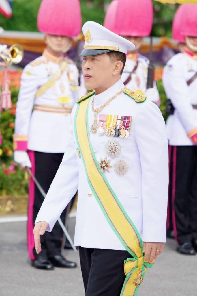 พระบาทสมเด็จพระเจ้าอยู่หัว และสมเด็จพระนางเจ้า ฯ พระบรมราชินี เสด็จพระราชดำเนินไปในการพระราชพิธีทรงบำเพ็ญพระราชกุศลถวายผ้าพระกฐิน โดยขบวนพยุหยาตราทางชลมารค ณ วัดอรุณราชวราราม เขตบางกอกใหญ่ กรุงเทพมหานคร