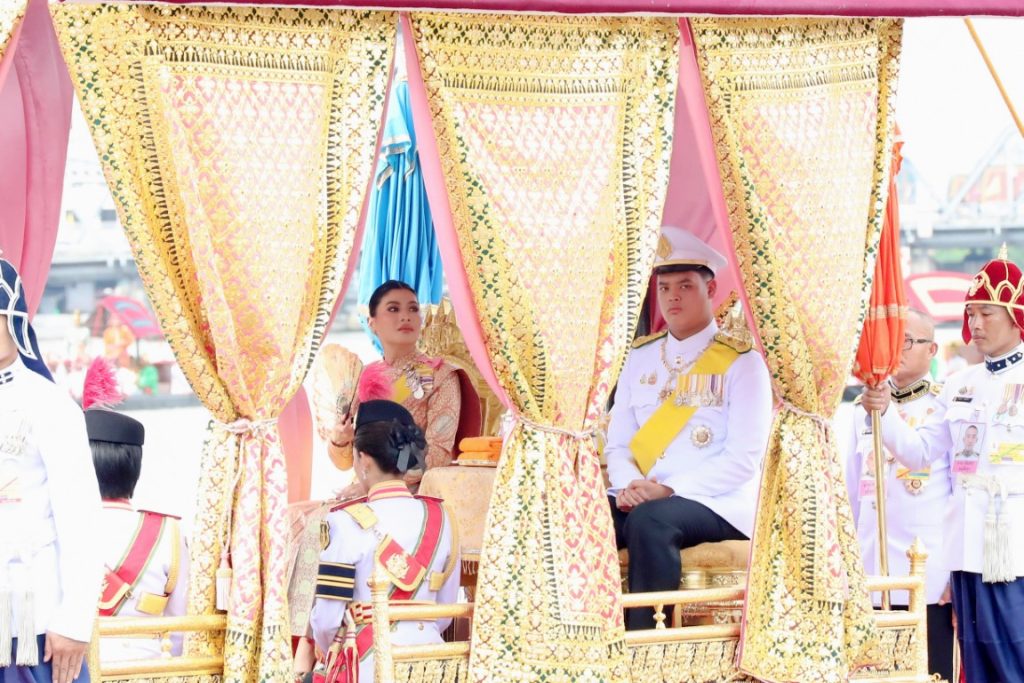 พระบาทสมเด็จพระเจ้าอยู่หัว และสมเด็จพระนางเจ้า ฯ พระบรมราชินี เสด็จพระราชดำเนินไปในการพระราชพิธีทรงบำเพ็ญพระราชกุศลถวายผ้าพระกฐิน โดยขบวนพยุหยาตราทางชลมารค ณ วัดอรุณราชวราราม เขตบางกอกใหญ่ กรุงเทพมหานคร