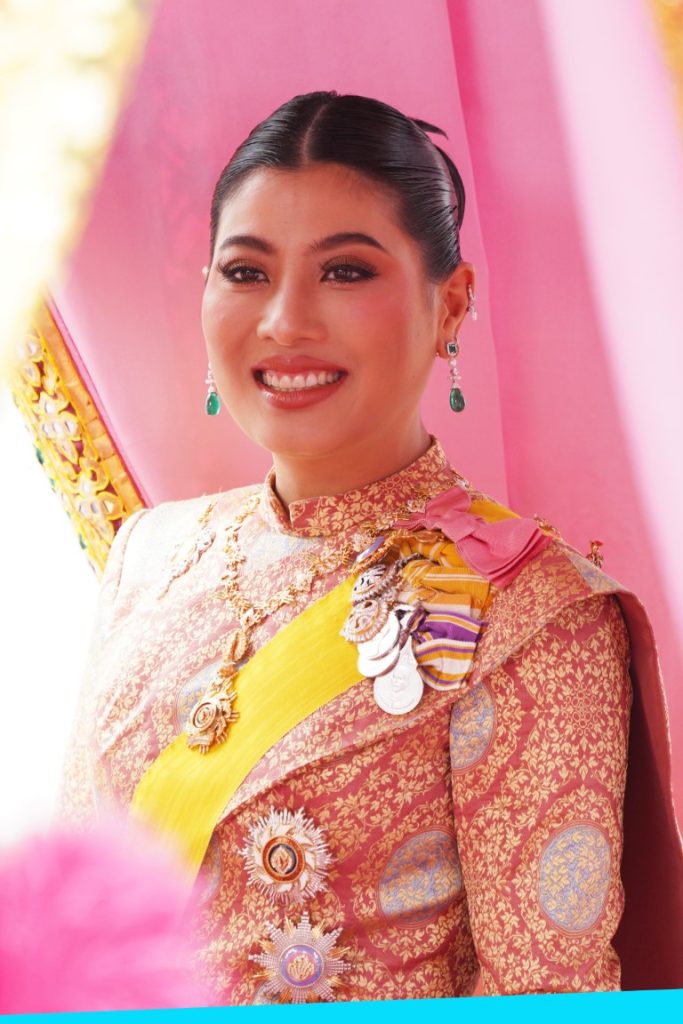 พระบาทสมเด็จพระเจ้าอยู่หัว และสมเด็จพระนางเจ้า ฯ พระบรมราชินี เสด็จพระราชดำเนินไปในการพระราชพิธีทรงบำเพ็ญพระราชกุศลถวายผ้าพระกฐิน โดยขบวนพยุหยาตราทางชลมารค ณ วัดอรุณราชวราราม เขตบางกอกใหญ่ กรุงเทพมหานคร