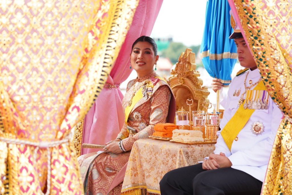 พระบาทสมเด็จพระเจ้าอยู่หัว และสมเด็จพระนางเจ้า ฯ พระบรมราชินี เสด็จพระราชดำเนินไปในการพระราชพิธีทรงบำเพ็ญพระราชกุศลถวายผ้าพระกฐิน โดยขบวนพยุหยาตราทางชลมารค ณ วัดอรุณราชวราราม เขตบางกอกใหญ่ กรุงเทพมหานคร