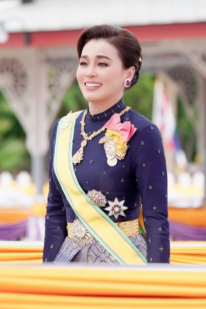 พระบาทสมเด็จพระเจ้าอยู่หัว และสมเด็จพระนางเจ้า ฯ พระบรมราชินี เสด็จพระราชดำเนินไปในการพระราชพิธีทรงบำเพ็ญพระราชกุศลถวายผ้าพระกฐิน โดยขบวนพยุหยาตราทางชลมารค ณ วัดอรุณราชวราราม เขตบางกอกใหญ่ กรุงเทพมหานคร