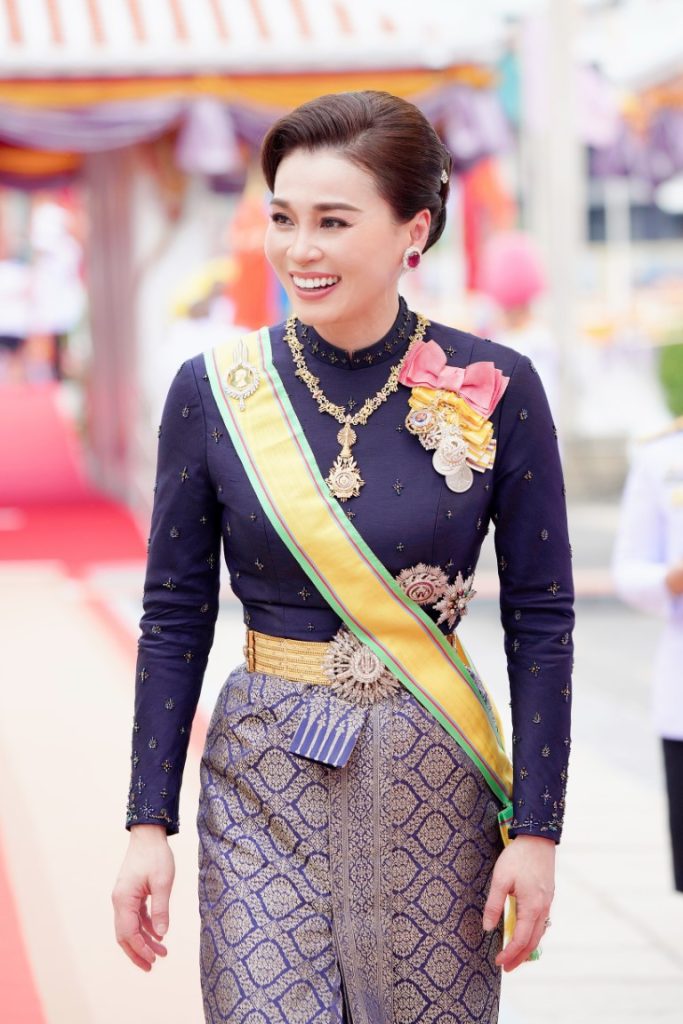 พระบาทสมเด็จพระเจ้าอยู่หัว และสมเด็จพระนางเจ้า ฯ พระบรมราชินี เสด็จพระราชดำเนินไปในการพระราชพิธีทรงบำเพ็ญพระราชกุศลถวายผ้าพระกฐิน โดยขบวนพยุหยาตราทางชลมารค ณ วัดอรุณราชวราราม เขตบางกอกใหญ่ กรุงเทพมหานคร