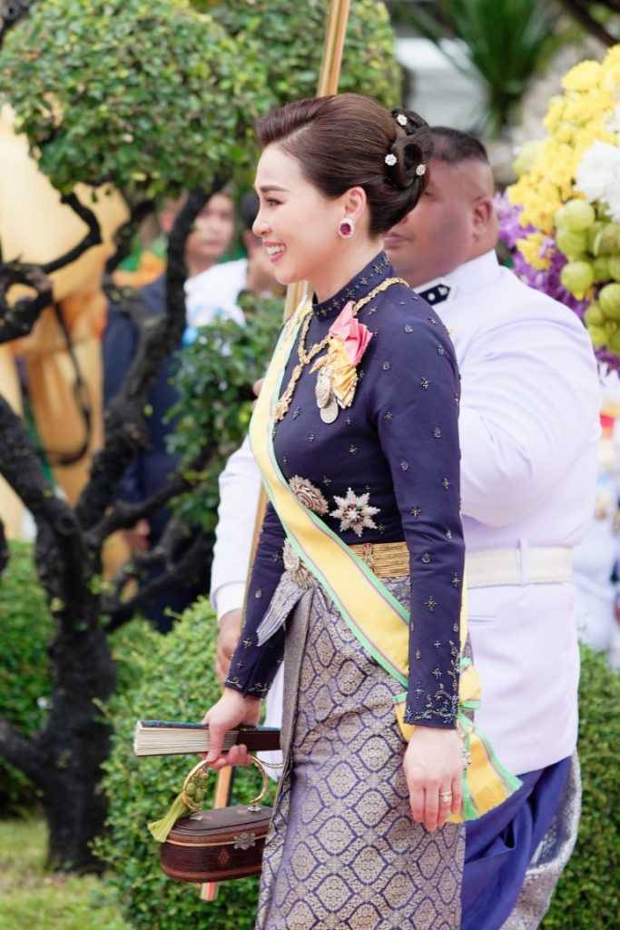 พระบาทสมเด็จพระเจ้าอยู่หัว และสมเด็จพระนางเจ้า ฯ พระบรมราชินี เสด็จพระราชดำเนินไปในการพระราชพิธีทรงบำเพ็ญพระราชกุศลถวายผ้าพระกฐิน โดยขบวนพยุหยาตราทางชลมารค ณ วัดอรุณราชวราราม เขตบางกอกใหญ่ กรุงเทพมหานคร