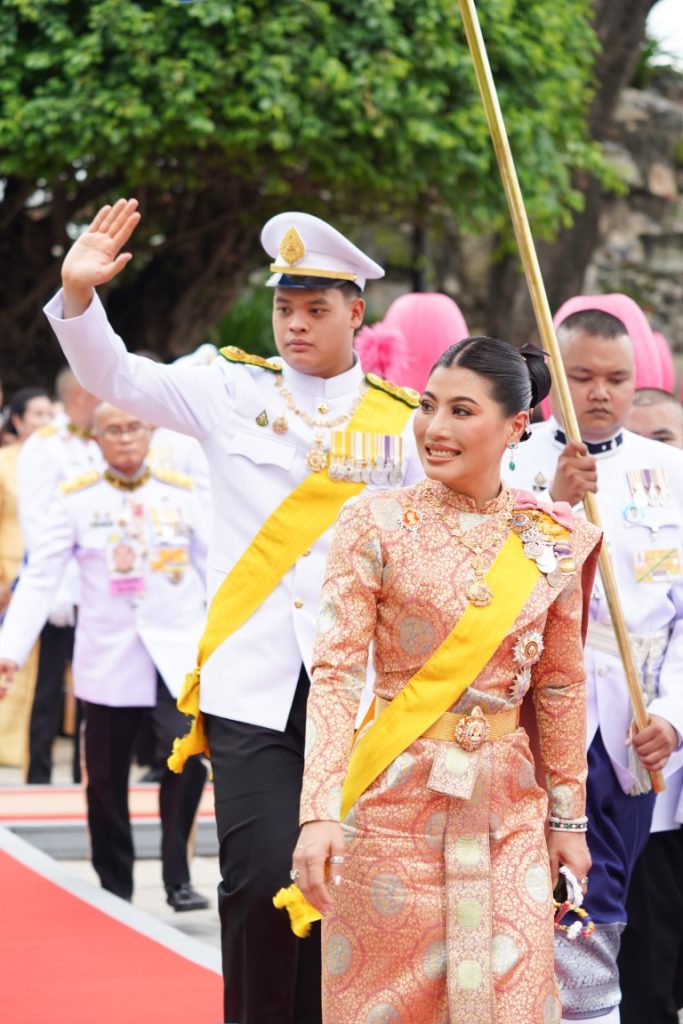 พระบาทสมเด็จพระเจ้าอยู่หัว และสมเด็จพระนางเจ้า ฯ พระบรมราชินี เสด็จพระราชดำเนินไปในการพระราชพิธีทรงบำเพ็ญพระราชกุศลถวายผ้าพระกฐิน โดยขบวนพยุหยาตราทางชลมารค ณ วัดอรุณราชวราราม เขตบางกอกใหญ่ กรุงเทพมหานคร