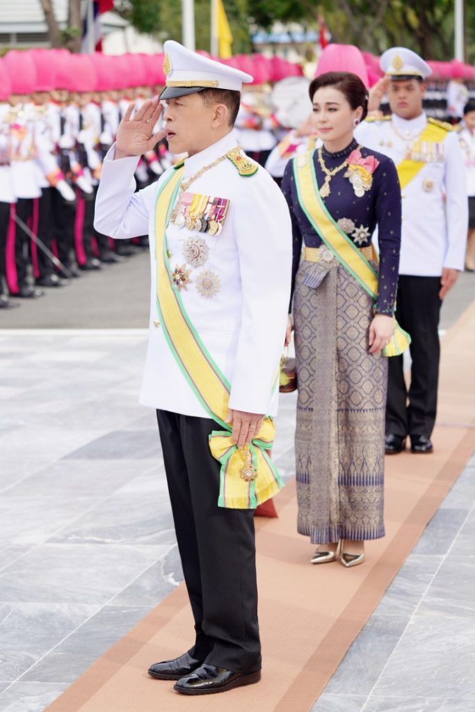 พระบาทสมเด็จพระเจ้าอยู่หัว และสมเด็จพระนางเจ้า ฯ พระบรมราชินี เสด็จพระราชดำเนินไปในการพระราชพิธีทรงบำเพ็ญพระราชกุศลถวายผ้าพระกฐิน โดยขบวนพยุหยาตราทางชลมารค ณ วัดอรุณราชวราราม เขตบางกอกใหญ่ กรุงเทพมหานคร