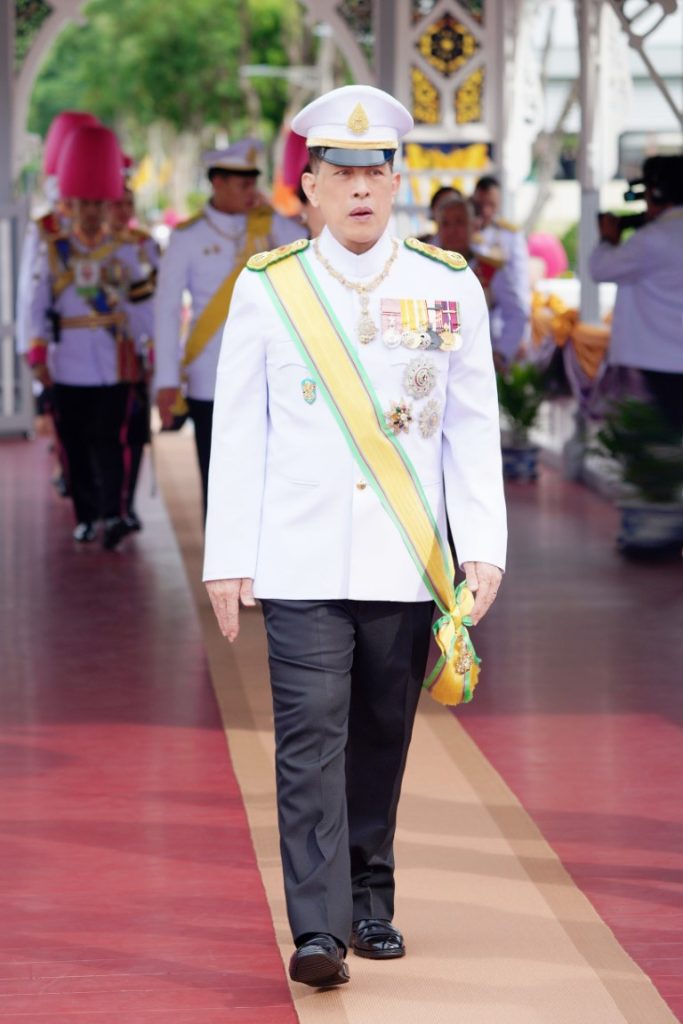 พระบาทสมเด็จพระเจ้าอยู่หัว และสมเด็จพระนางเจ้า ฯ พระบรมราชินี เสด็จพระราชดำเนินไปในการพระราชพิธีทรงบำเพ็ญพระราชกุศลถวายผ้าพระกฐิน โดยขบวนพยุหยาตราทางชลมารค ณ วัดอรุณราชวราราม เขตบางกอกใหญ่ กรุงเทพมหานคร
