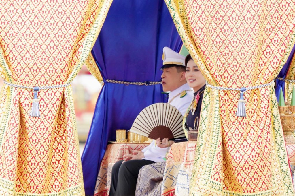 พระบาทสมเด็จพระเจ้าอยู่หัว และสมเด็จพระนางเจ้า ฯ พระบรมราชินี เสด็จพระราชดำเนินไปในการพระราชพิธีทรงบำเพ็ญพระราชกุศลถวายผ้าพระกฐิน โดยขบวนพยุหยาตราทางชลมารค ณ วัดอรุณราชวราราม เขตบางกอกใหญ่ กรุงเทพมหานคร