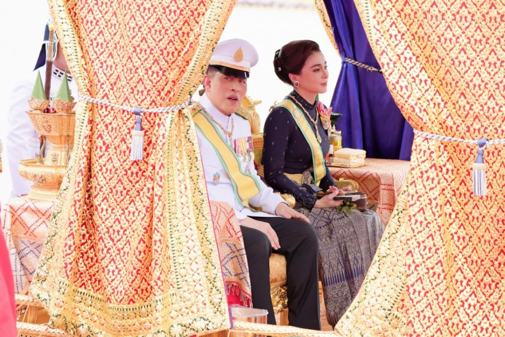 พระบาทสมเด็จพระเจ้าอยู่หัว และสมเด็จพระนางเจ้า ฯ พระบรมราชินี เสด็จพระราชดำเนินไปในการพระราชพิธีทรงบำเพ็ญพระราชกุศลถวายผ้าพระกฐิน โดยขบวนพยุหยาตราทางชลมารค ณ วัดอรุณราชวราราม เขตบางกอกใหญ่ กรุงเทพมหานคร