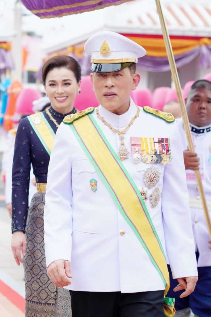พระบาทสมเด็จพระเจ้าอยู่หัว และสมเด็จพระนางเจ้า ฯ พระบรมราชินี เสด็จพระราชดำเนินไปในการพระราชพิธีทรงบำเพ็ญพระราชกุศลถวายผ้าพระกฐิน โดยขบวนพยุหยาตราทางชลมารค ณ วัดอรุณราชวราราม เขตบางกอกใหญ่ กรุงเทพมหานคร