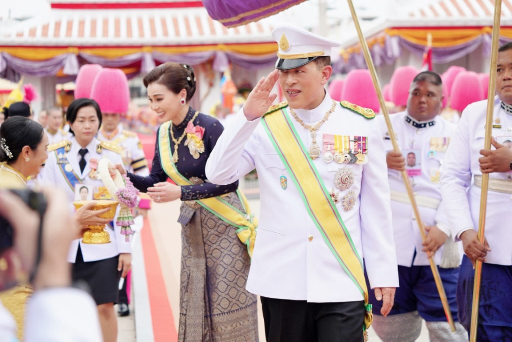 พระบาทสมเด็จพระเจ้าอยู่หัว และสมเด็จพระนางเจ้า ฯ พระบรมราชินี เสด็จพระราชดำเนินไปในการพระราชพิธีทรงบำเพ็ญพระราชกุศลถวายผ้าพระกฐิน โดยขบวนพยุหยาตราทางชลมารค ณ วัดอรุณราชวราราม เขตบางกอกใหญ่ กรุงเทพมหานคร