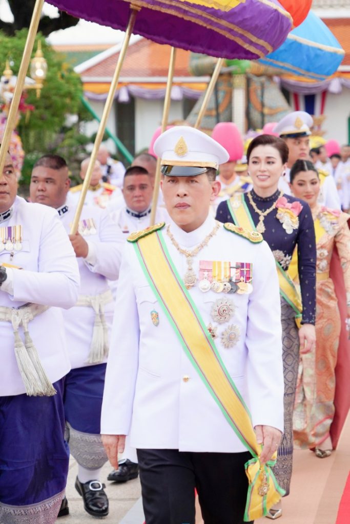 พระบาทสมเด็จพระเจ้าอยู่หัว และสมเด็จพระนางเจ้า ฯ พระบรมราชินี เสด็จพระราชดำเนินไปในการพระราชพิธีทรงบำเพ็ญพระราชกุศลถวายผ้าพระกฐิน โดยขบวนพยุหยาตราทางชลมารค ณ วัดอรุณราชวราราม เขตบางกอกใหญ่ กรุงเทพมหานคร