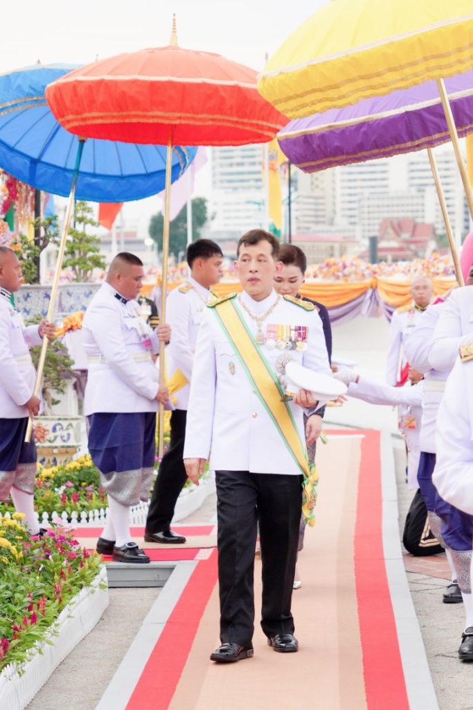 พระบาทสมเด็จพระเจ้าอยู่หัว และสมเด็จพระนางเจ้า ฯ พระบรมราชินี เสด็จพระราชดำเนินไปในการพระราชพิธีทรงบำเพ็ญพระราชกุศลถวายผ้าพระกฐิน โดยขบวนพยุหยาตราทางชลมารค ณ วัดอรุณราชวราราม เขตบางกอกใหญ่ กรุงเทพมหานคร