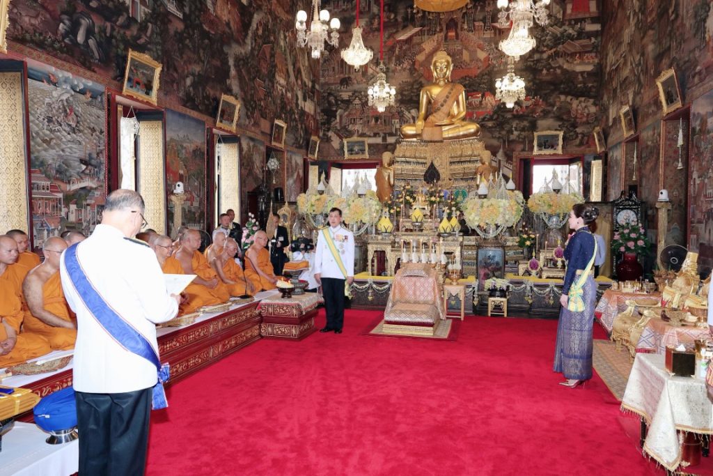 พระบาทสมเด็จพระเจ้าอยู่หัว และสมเด็จพระนางเจ้า ฯ พระบรมราชินี เสด็จพระราชดำเนินไปในการพระราชพิธีทรงบำเพ็ญพระราชกุศลถวายผ้าพระกฐิน โดยขบวนพยุหยาตราทางชลมารค ณ วัดอรุณราชวราราม เขตบางกอกใหญ่ กรุงเทพมหานคร
