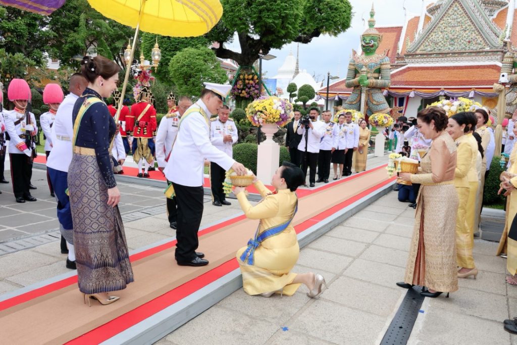 พระบาทสมเด็จพระเจ้าอยู่หัว และสมเด็จพระนางเจ้า ฯ พระบรมราชินี เสด็จพระราชดำเนินไปในการพระราชพิธีทรงบำเพ็ญพระราชกุศลถวายผ้าพระกฐิน โดยขบวนพยุหยาตราทางชลมารค ณ วัดอรุณราชวราราม เขตบางกอกใหญ่ กรุงเทพมหานคร
