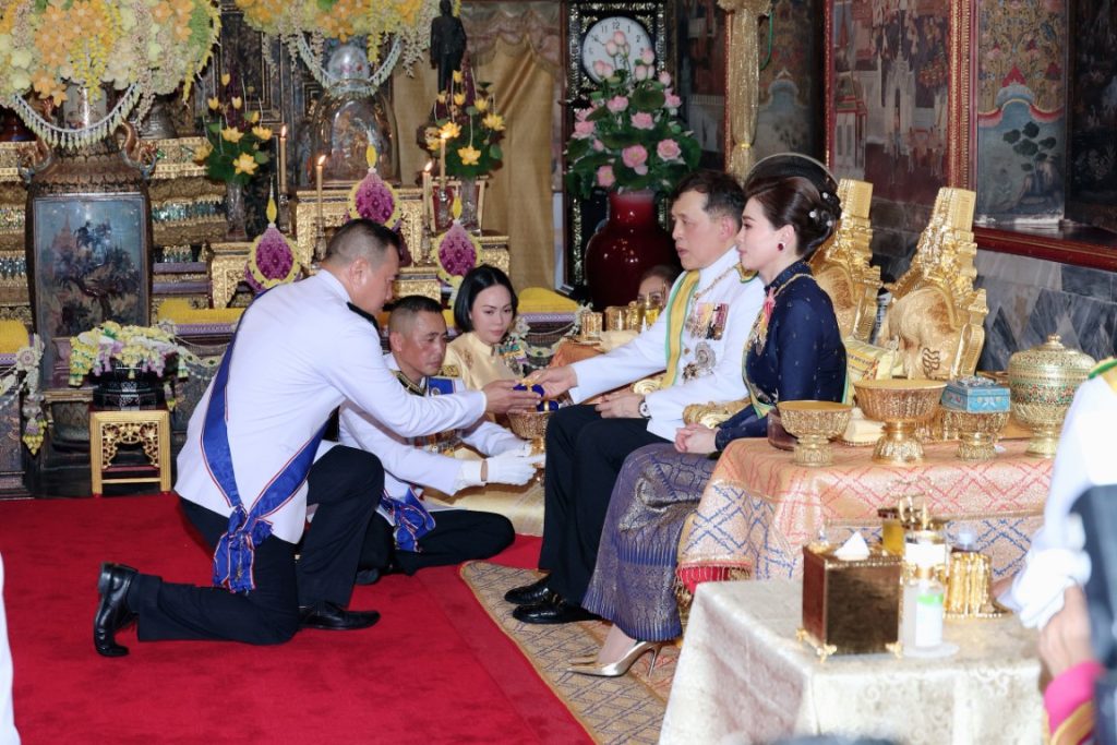 พระบาทสมเด็จพระเจ้าอยู่หัว และสมเด็จพระนางเจ้า ฯ พระบรมราชินี เสด็จพระราชดำเนินไปในการพระราชพิธีทรงบำเพ็ญพระราชกุศลถวายผ้าพระกฐิน โดยขบวนพยุหยาตราทางชลมารค ณ วัดอรุณราชวราราม เขตบางกอกใหญ่ กรุงเทพมหานคร