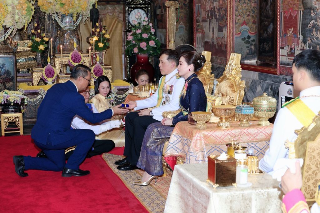 พระบาทสมเด็จพระเจ้าอยู่หัว และสมเด็จพระนางเจ้า ฯ พระบรมราชินี เสด็จพระราชดำเนินไปในการพระราชพิธีทรงบำเพ็ญพระราชกุศลถวายผ้าพระกฐิน โดยขบวนพยุหยาตราทางชลมารค ณ วัดอรุณราชวราราม เขตบางกอกใหญ่ กรุงเทพมหานคร
