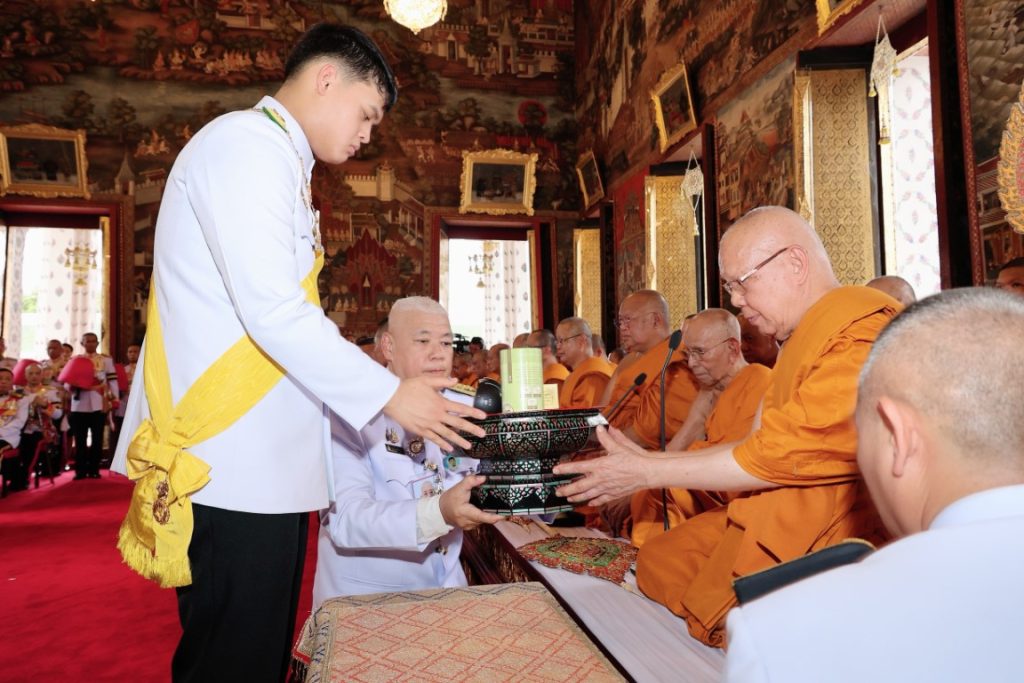 พระบาทสมเด็จพระเจ้าอยู่หัว และสมเด็จพระนางเจ้า ฯ พระบรมราชินี เสด็จพระราชดำเนินไปในการพระราชพิธีทรงบำเพ็ญพระราชกุศลถวายผ้าพระกฐิน โดยขบวนพยุหยาตราทางชลมารค ณ วัดอรุณราชวราราม เขตบางกอกใหญ่ กรุงเทพมหานคร