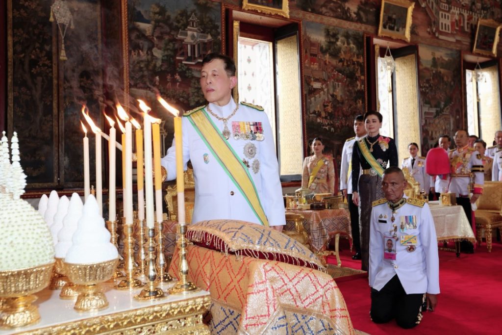 พระบาทสมเด็จพระเจ้าอยู่หัว และสมเด็จพระนางเจ้า ฯ พระบรมราชินี เสด็จพระราชดำเนินไปในการพระราชพิธีทรงบำเพ็ญพระราชกุศลถวายผ้าพระกฐิน โดยขบวนพยุหยาตราทางชลมารค ณ วัดอรุณราชวราราม เขตบางกอกใหญ่ กรุงเทพมหานคร