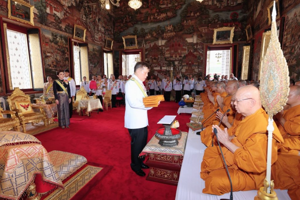 พระบาทสมเด็จพระเจ้าอยู่หัว และสมเด็จพระนางเจ้า ฯ พระบรมราชินี เสด็จพระราชดำเนินไปในการพระราชพิธีทรงบำเพ็ญพระราชกุศลถวายผ้าพระกฐิน โดยขบวนพยุหยาตราทางชลมารค ณ วัดอรุณราชวราราม เขตบางกอกใหญ่ กรุงเทพมหานคร