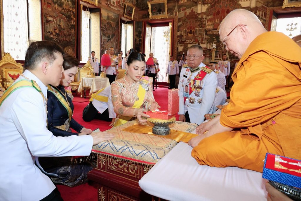 พระบาทสมเด็จพระเจ้าอยู่หัว และสมเด็จพระนางเจ้า ฯ พระบรมราชินี เสด็จพระราชดำเนินไปในการพระราชพิธีทรงบำเพ็ญพระราชกุศลถวายผ้าพระกฐิน โดยขบวนพยุหยาตราทางชลมารค ณ วัดอรุณราชวราราม เขตบางกอกใหญ่ กรุงเทพมหานคร