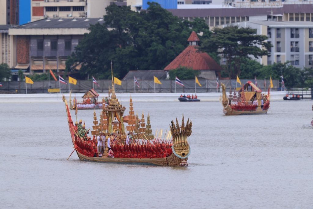 พระบาทสมเด็จพระเจ้าอยู่หัว และสมเด็จพระนางเจ้า ฯ พระบรมราชินี เสด็จพระราชดำเนินไปในการพระราชพิธีทรงบำเพ็ญพระราชกุศลถวายผ้าพระกฐิน โดยขบวนพยุหยาตราทางชลมารค ณ วัดอรุณราชวราราม เขตบางกอกใหญ่ กรุงเทพมหานคร