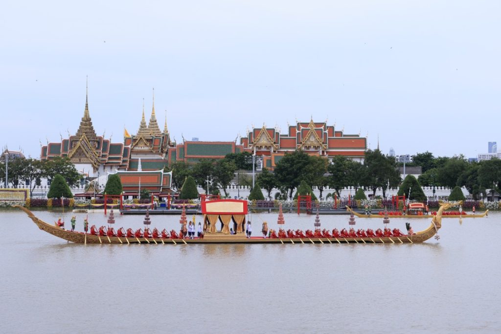 พระบาทสมเด็จพระเจ้าอยู่หัว และสมเด็จพระนางเจ้า ฯ พระบรมราชินี เสด็จพระราชดำเนินไปในการพระราชพิธีทรงบำเพ็ญพระราชกุศลถวายผ้าพระกฐิน โดยขบวนพยุหยาตราทางชลมารค ณ วัดอรุณราชวราราม เขตบางกอกใหญ่ กรุงเทพมหานคร