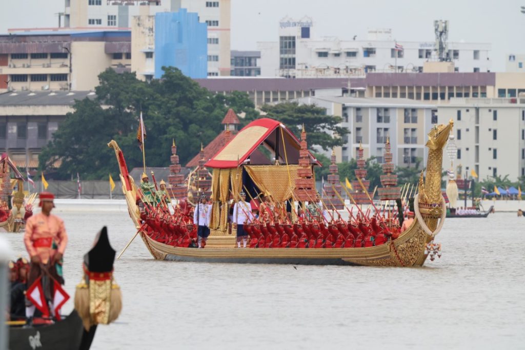 พระบาทสมเด็จพระเจ้าอยู่หัว และสมเด็จพระนางเจ้า ฯ พระบรมราชินี เสด็จพระราชดำเนินไปในการพระราชพิธีทรงบำเพ็ญพระราชกุศลถวายผ้าพระกฐิน โดยขบวนพยุหยาตราทางชลมารค ณ วัดอรุณราชวราราม เขตบางกอกใหญ่ กรุงเทพมหานคร