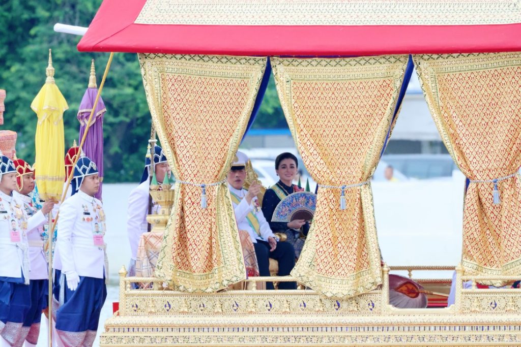 พระบาทสมเด็จพระเจ้าอยู่หัว และสมเด็จพระนางเจ้า ฯ พระบรมราชินี เสด็จพระราชดำเนินไปในการพระราชพิธีทรงบำเพ็ญพระราชกุศลถวายผ้าพระกฐิน โดยขบวนพยุหยาตราทางชลมารค ณ วัดอรุณราชวราราม เขตบางกอกใหญ่ กรุงเทพมหานคร