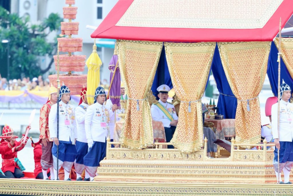 พระบาทสมเด็จพระเจ้าอยู่หัว และสมเด็จพระนางเจ้า ฯ พระบรมราชินี เสด็จพระราชดำเนินไปในการพระราชพิธีทรงบำเพ็ญพระราชกุศลถวายผ้าพระกฐิน โดยขบวนพยุหยาตราทางชลมารค ณ วัดอรุณราชวราราม เขตบางกอกใหญ่ กรุงเทพมหานคร