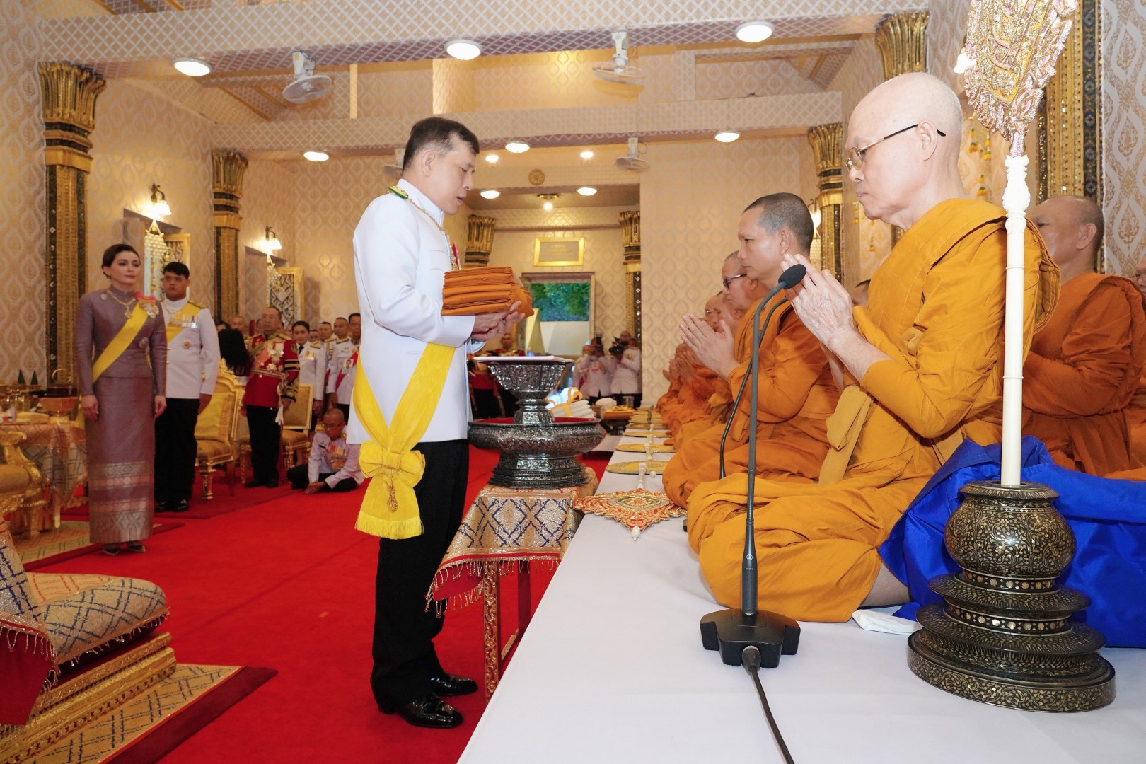 พระบาทสมเด็จพระเจ้าอยู่หัว และสมเด็จพระนางเจ้า ฯ พระบรมราชินี เสด็จพระราชดำเนินไปในการพระราชพิธีทรงบำเพ็ญพระราชกุศลถวายผ้าพระกฐิน ณ วัดพระพุทธบาท อำเภอพระพุทธบาท จังหวัดสระบุรี