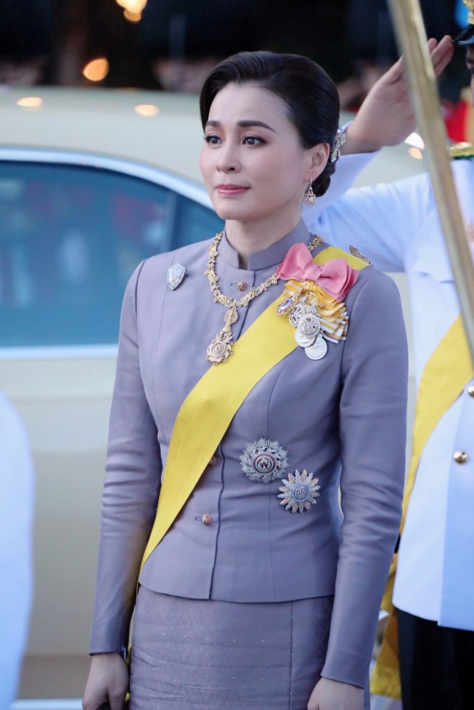 เสด็จพระราชดำเนินไปในการพระราชพิธีทรงบำเพ็ญพระราชกุศลถวายผ้าพระกฐิน ณ วัดพระพุทธบาท อำเภอพระพุทธบาท จังหวัดสระบุรี
