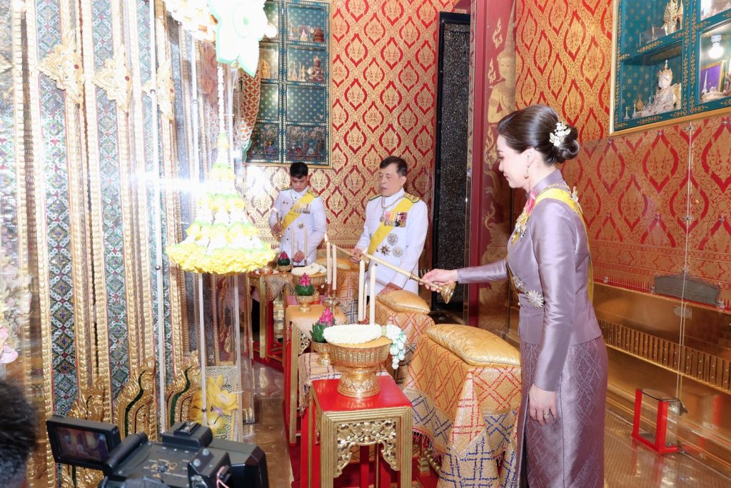 เสด็จพระราชดำเนินไปในการพระราชพิธีทรงบำเพ็ญพระราชกุศลถวายผ้าพระกฐิน ณ วัดพระพุทธบาท อำเภอพระพุทธบาท จังหวัดสระบุรี