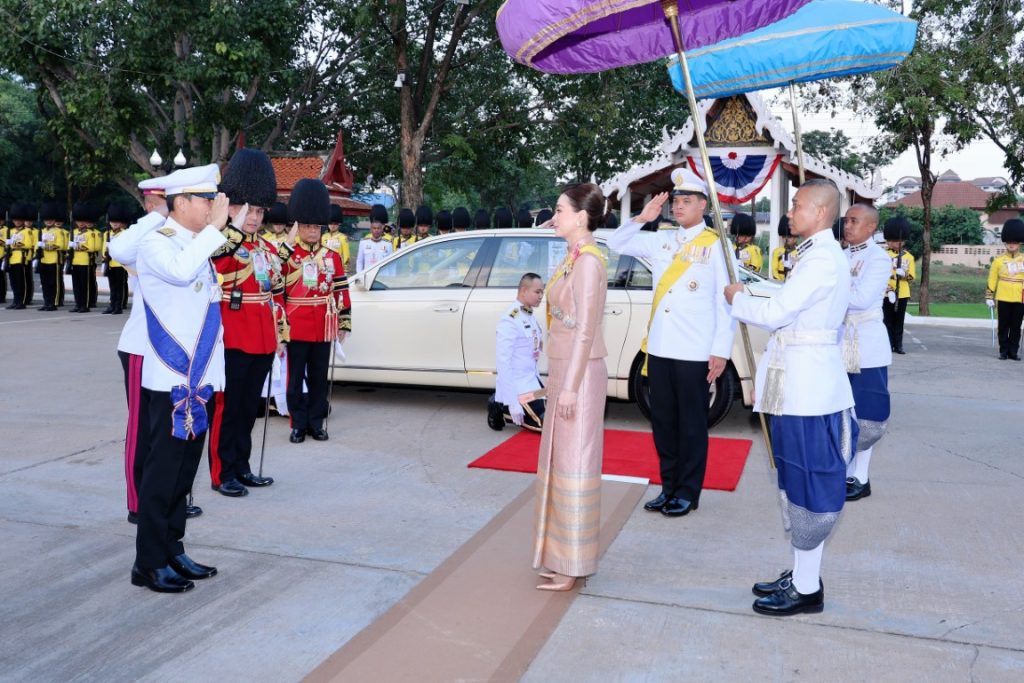 พระบาทสมเด็จพระเจ้าอยู่หัว ทรงพระกรุณาโปรดเกล้าโปรดกระหม่อมให้ สมเด็จพระนางเจ้า ฯ พระบรมราชินี เสด็จพระราชดำเนินแทนพระองค์ ไปในการพระราชพิธีทรงบำเพ็ญพระราชกุศลถวายผ้าพระกฐิน ณ วัดสุวรรณดาราราม อำเภอพระนครศรีอยุธยา จังหวัดพระนครศรีอยุธยา