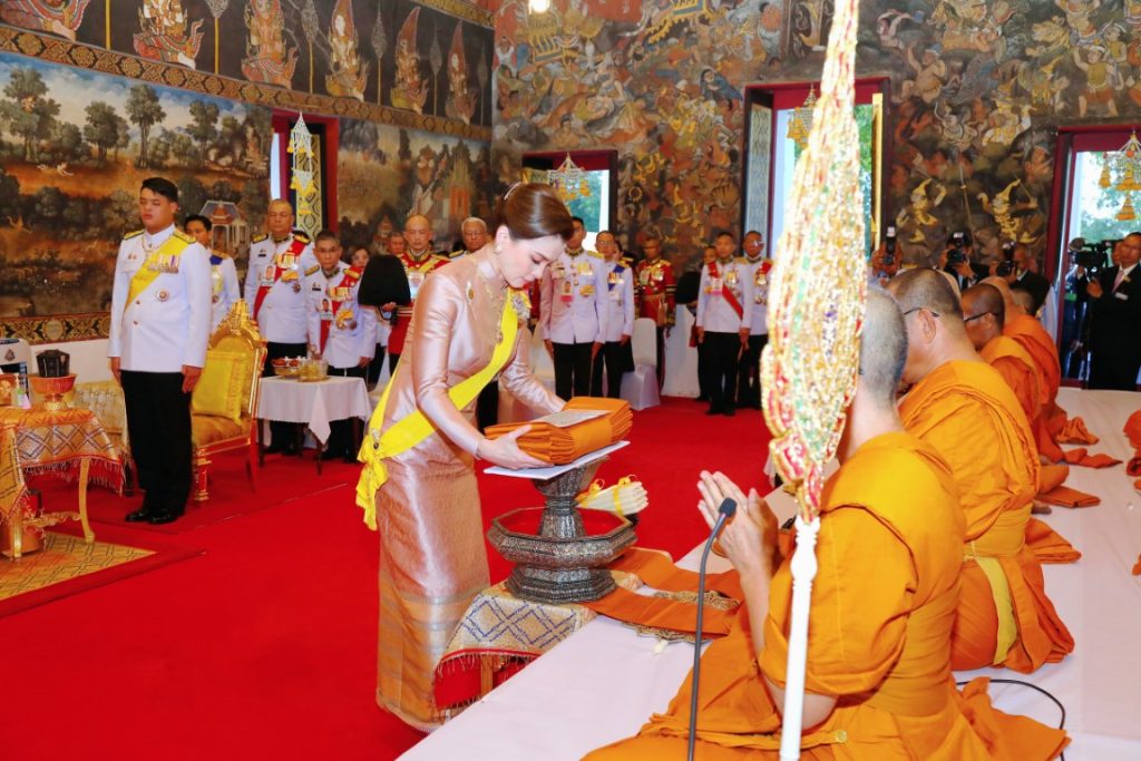 พระบาทสมเด็จพระเจ้าอยู่หัว ทรงพระกรุณาโปรดเกล้าโปรดกระหม่อมให้ สมเด็จพระนางเจ้า ฯ พระบรมราชินี เสด็จพระราชดำเนินแทนพระองค์ ไปในการพระราชพิธีทรงบำเพ็ญพระราชกุศลถวายผ้าพระกฐิน ณ วัดสุวรรณดาราราม อำเภอพระนครศรีอยุธยา จังหวัดพระนครศรีอยุธยา