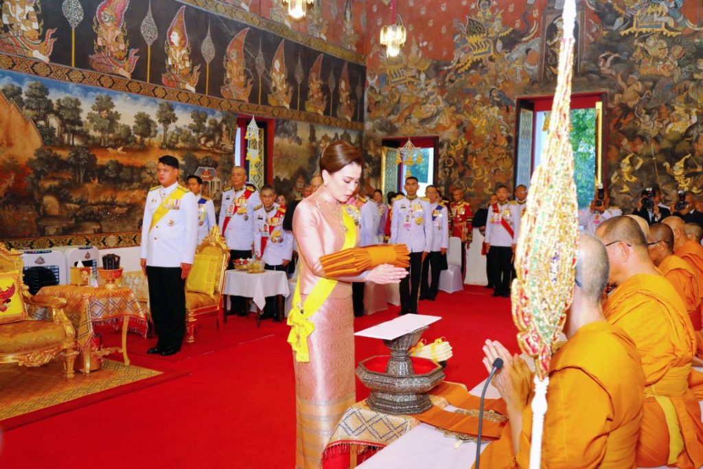 พระบาทสมเด็จพระเจ้าอยู่หัว ทรงพระกรุณาโปรดเกล้าโปรดกระหม่อมให้ สมเด็จพระนางเจ้า ฯ พระบรมราชินี เสด็จพระราชดำเนินแทนพระองค์ ไปในการพระราชพิธีทรงบำเพ็ญพระราชกุศลถวายผ้าพระกฐิน ณ วัดสุวรรณดาราราม อำเภอพระนครศรีอยุธยา จังหวัดพระนครศรีอยุธยา