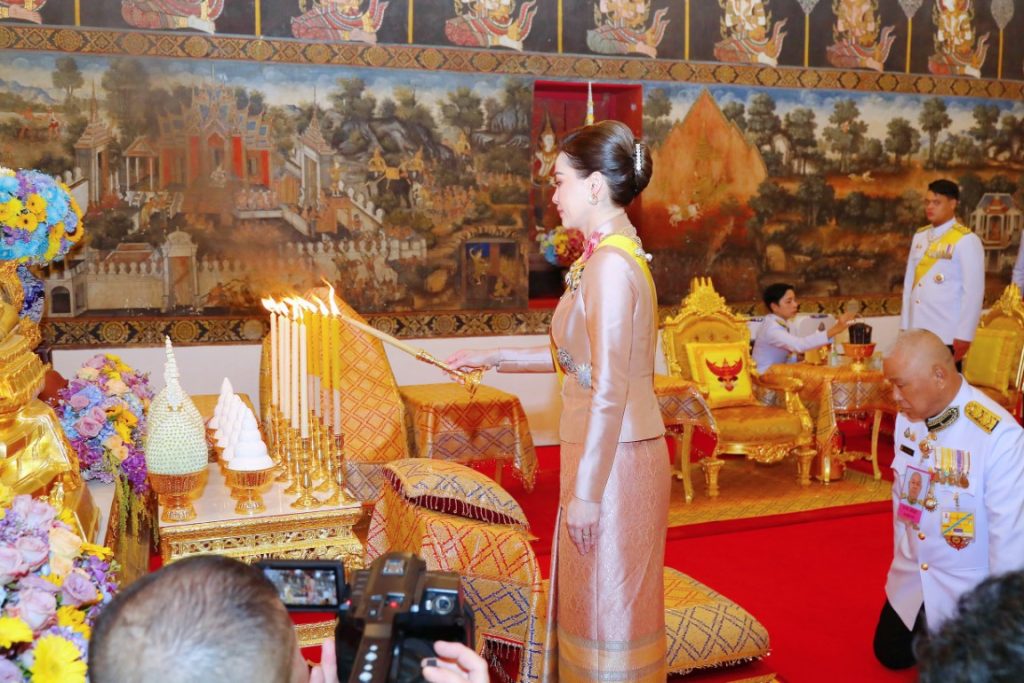 พระบาทสมเด็จพระเจ้าอยู่หัว ทรงพระกรุณาโปรดเกล้าโปรดกระหม่อมให้ สมเด็จพระนางเจ้า ฯ พระบรมราชินี เสด็จพระราชดำเนินแทนพระองค์ ไปในการพระราชพิธีทรงบำเพ็ญพระราชกุศลถวายผ้าพระกฐิน ณ วัดสุวรรณดาราราม อำเภอพระนครศรีอยุธยา จังหวัดพระนครศรีอยุธยา